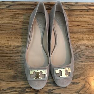 Tory Burch Gigi Pump in French Grey suede